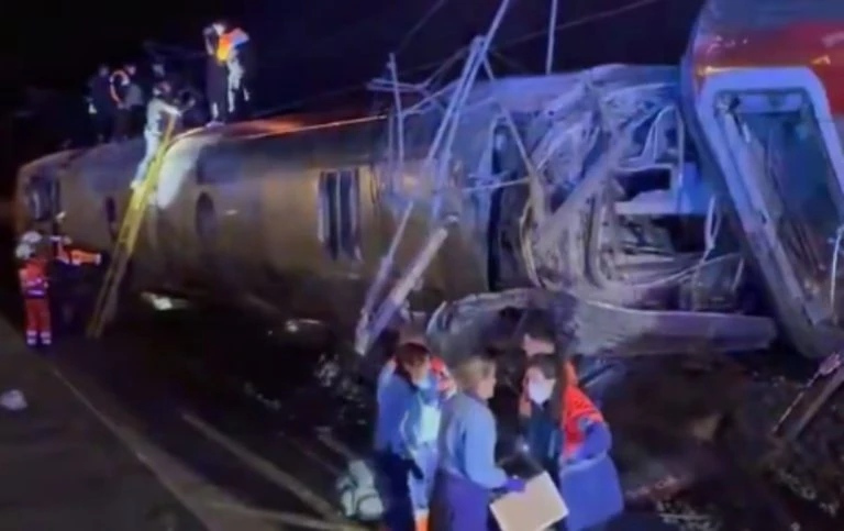 Εκτροχιάστηκαν τρένα στην Ισπανία – Αναφορές για νεκρούς και τραυματίες