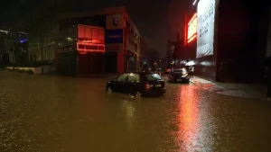 Σοβαρά προβλήματα στην Αττική από τα έντονα καιρικά φαινόμενα – Πάνω από 180 κλήσεις στην Πυροσβεστική (βίντεο)