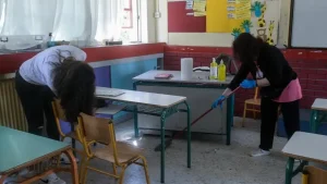 Σχολικές καθαρίστριες: Στα δικαστήρια στις 17 Μαρτίου για την εφαρμογή της απόφασης πλήρους απασχόλησης