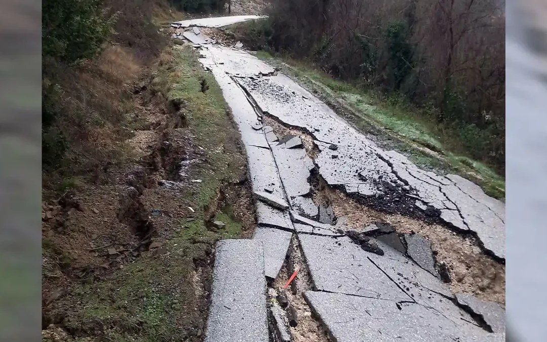 Μεγάλη καθίζηση στον κεντρικό δρόμο των Χουλιαράδων (video)