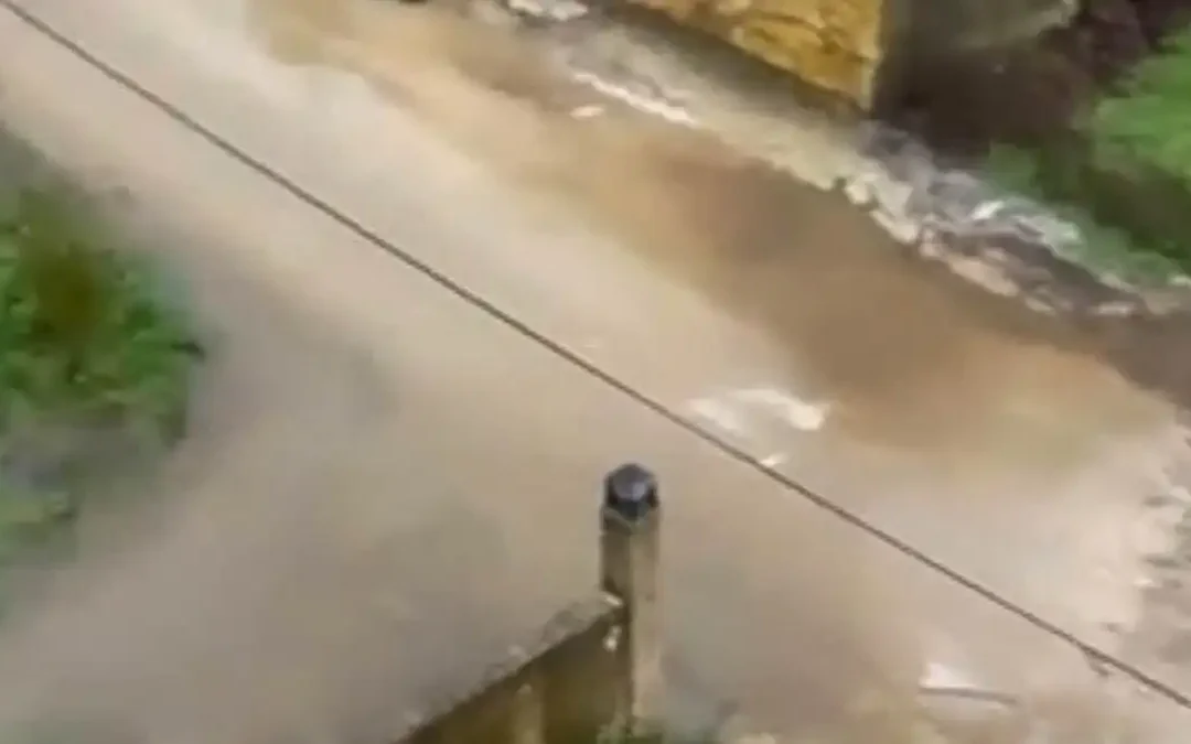 Κάτω Νεοχωρόπουλο: Πλημμύρες μετά τα έργα στη γέφυρα – Καταγγελίες για αδράνεια (video)