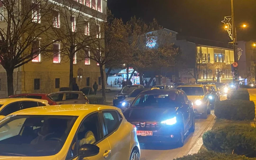 Κυκλοφοριακό «έμφραγμα» ξανά στο κέντρο των Ιωαννίνων – Μπλοκαρισμένος ο δρόμος μπροστά από το Δικαστικό Μέγαρο και την Περιφέρεια (Bίντεο – Φωτογραφίες)