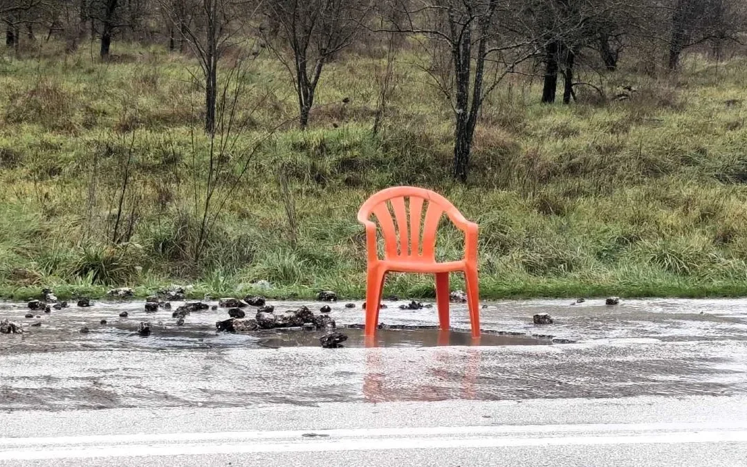 Μια λακκούβα, μια καρέκλα και πολλή υπομονή