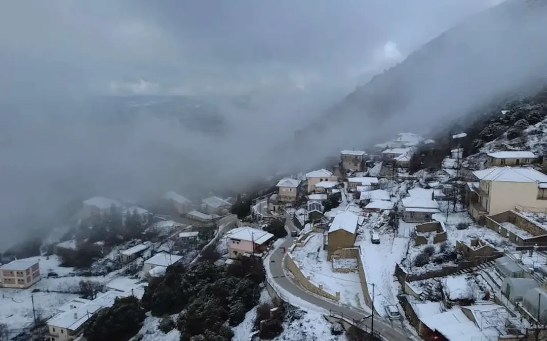 Χιονόπτωση στο Μιτσικέλι: Απαγόρευση διέλευσης προς την κορυφή, κανονική πρόσβαση στις Λιγκιάδες