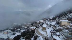 Χιονόπτωση στο Μιτσικέλι: Απαγόρευση διέλευσης προς την κορυφή, κανονική πρόσβαση στις Λιγκιάδες