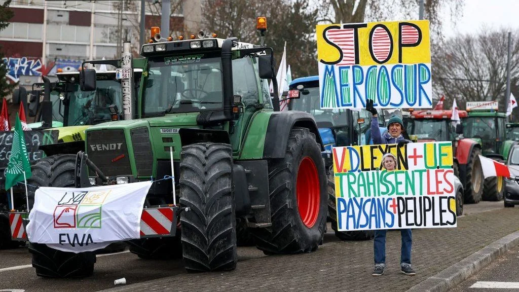 Αγρότες «πολιορκούν» το Ευρωκοινοβούλιο στο Στρασβούργο για τη συμφωνία ΕΕ–Mercosur