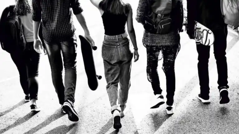 Oι πολιτικοί να στέλνουν θετικά μηνύματα στους νέους