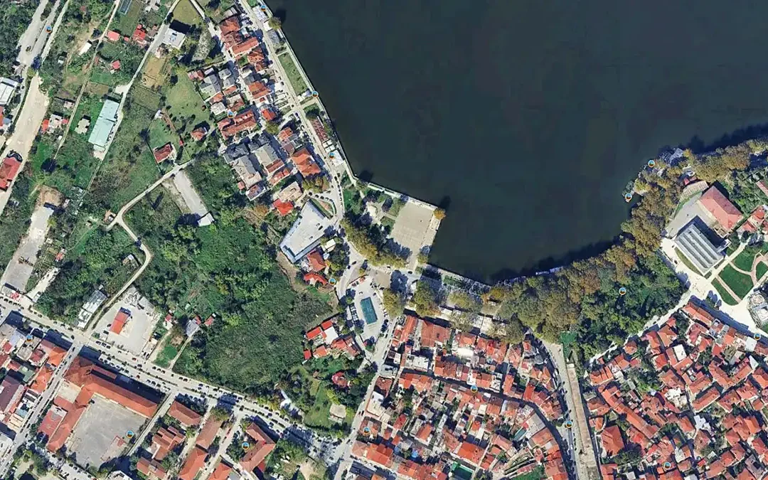 Σχέδιο αποσυμφόρησης στο παραλίμνιο – Δύο νέα πάρκινγκ στο σχεδιασμό του Δήμου Ιωαννιτών