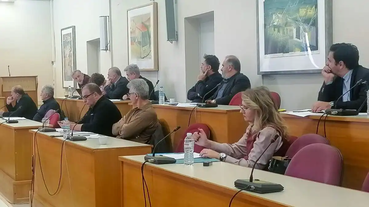 Σε ρόλο σχολιαστή εκπομπής η “Λαϊκή Συσπείρωση”, με αιχμές κατά των Στέφου-Ζούμπα