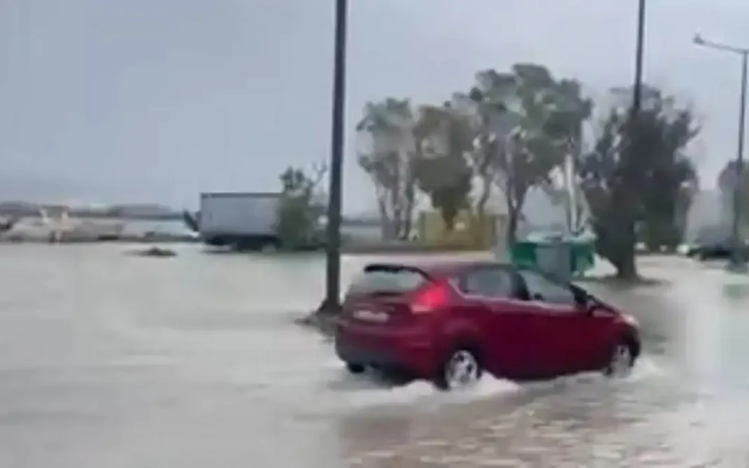 Σαγιάδα: Πλημμύρισαν δρόμοι από υπερχείλιση της θάλασσας (βίντεο)