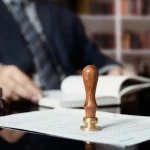 Αλλάζει το κληρονομικό δίκαιο: Τι προβλέπει το νέο πλαίσιο για χρέη, διαθήκες και δικαιώματα συντρόφων (βίντεο)