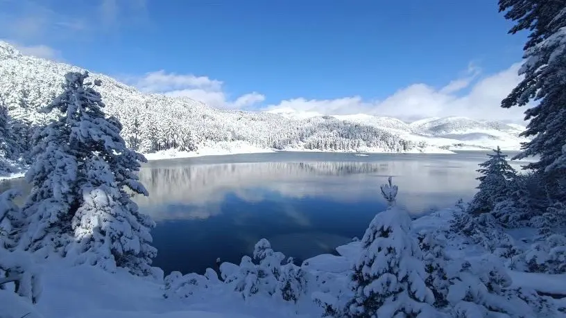Τεχνητή Λίμνη Αώου ντυμένη στα λευκά (βίντεο)