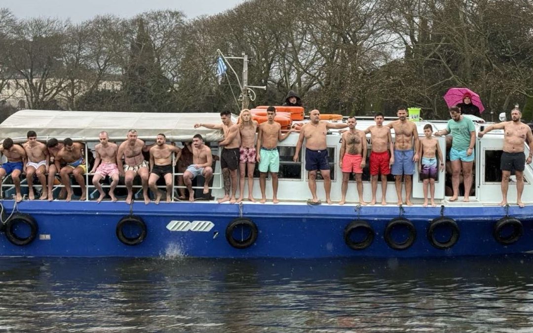 Αγιασμός των υδάτων στη λίμνη Παμβώτιδα παρά τον άστατο καιρό (βίντεο)