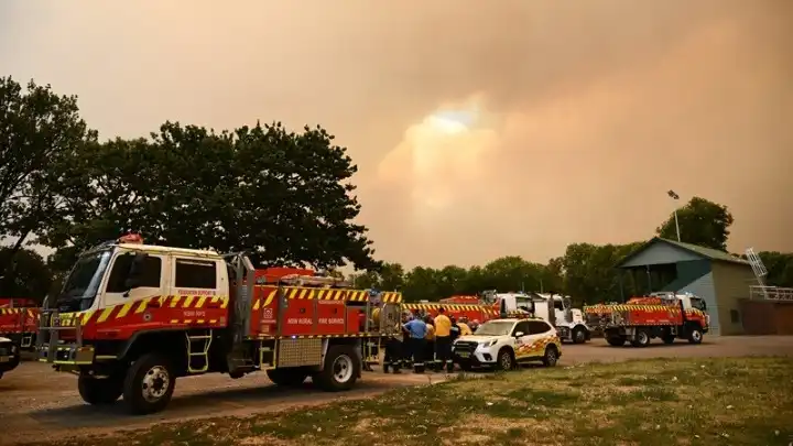 Καταστροφικές πυρκαγιές στη νοτιοανατολική Αυστραλία όπου η θερμοκρασία φθάνει τους 40 βαθμούς Κελσίου