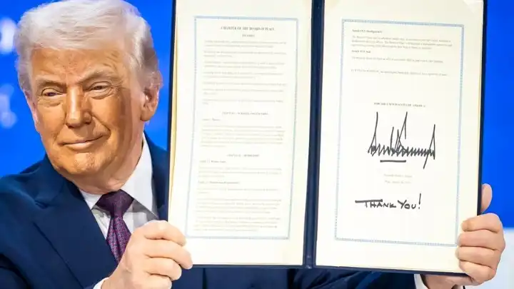 Ο Ντ.Τραμπ υπέγραψε τον ιδρυτικό χάρτη του «Συμβουλίου Ειρήνης» στο Νταβός (βίντεο)