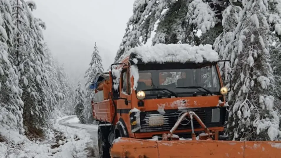 Στα λευκά χωριά στο Ανατολικό Ζαγόρι μετά τη χιονόπτωση – Επιχειρούν μηχανήματα στο οδικό δίκτυο