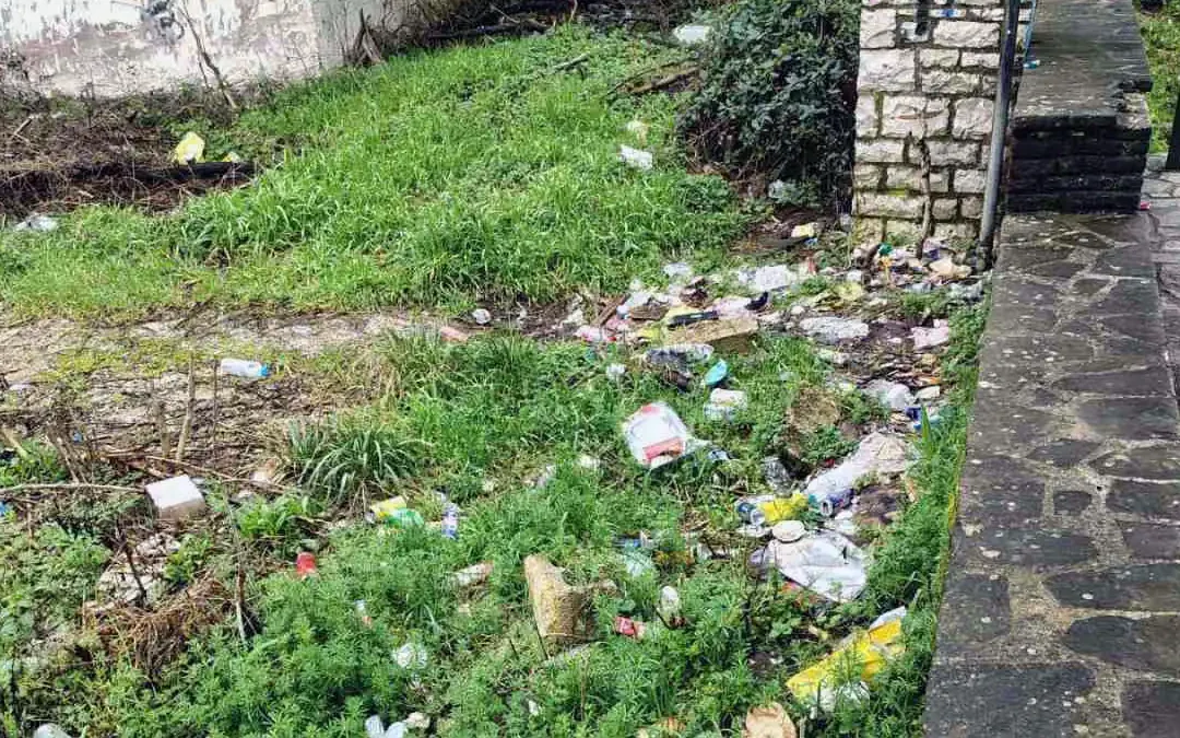 Πλατεία Καρδαμιτσίων Ιωάννινα: Ομάδες νεαρών αναστατώνουν τη γειτονιά, σήριγγες σε κοινή θέα (φωτογραφίες)