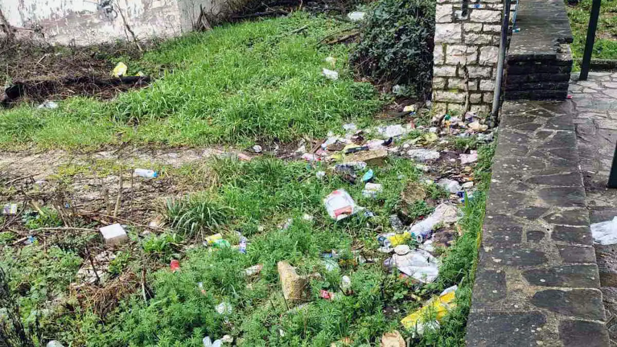 Πλατεία Καρδαμιτσίων Ιωάννινα: Ομάδες νεαρών αναστατώνουν τη γειτονιά, σήριγγες σε κοινή θέα (φωτογραφίες)