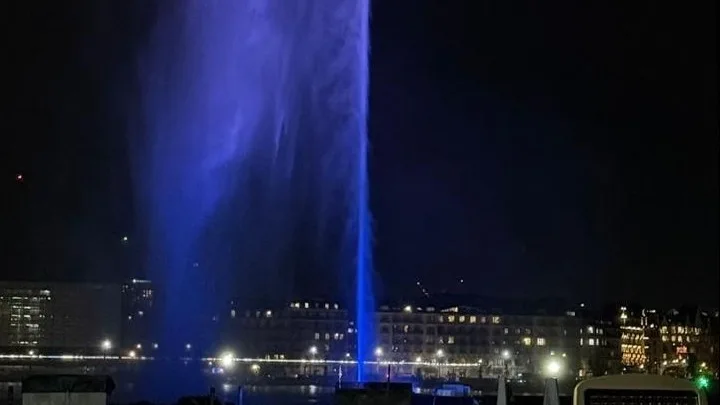 Jet d’Eau: Ο εμβληματικός πίδακας της Γενεύης τιμά την ελληνική γλώσσα με φωταγώγηση