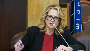 Πίσω από τα βανδαλισμένα σχολεία – Από τη νεανική παραβατικότητα στην πρόληψη: μια υπόθεση ολόκληρης της πόλης
