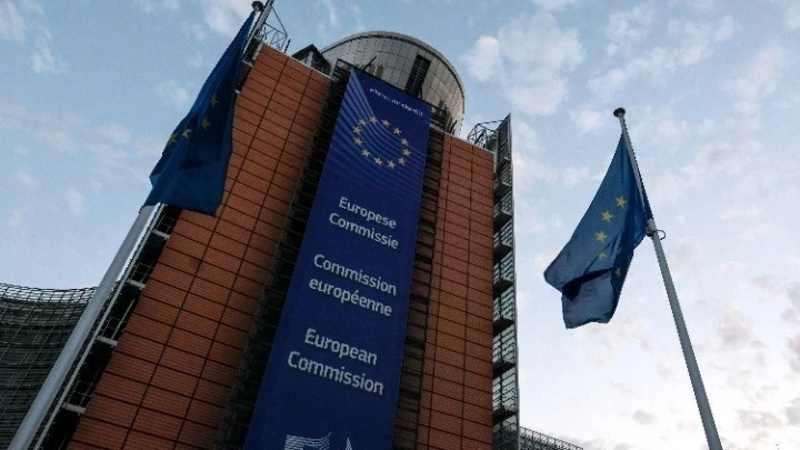 EE: Η Επιτροπή θα απαγορεύσει σε εταιρείες την καταστροφή απούλητων ρούχων και υποδημάτων