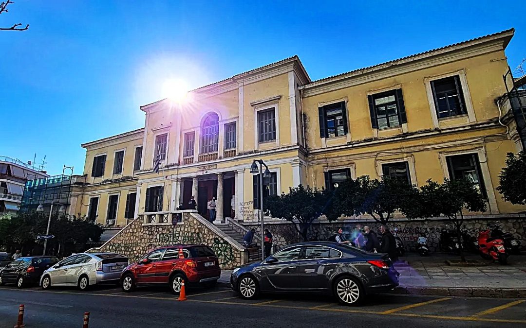 Λαμία: Μητέρα άφησε 10χρονο παιδί στο φάσμα του αυτισμού έξω από τα Δικαστήρια