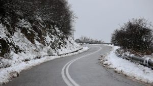 Χιόνια στη Δυτική Μακεδονία: Περιορισμοί κυκλοφορίας στους άξονες προς Ήπειρο
