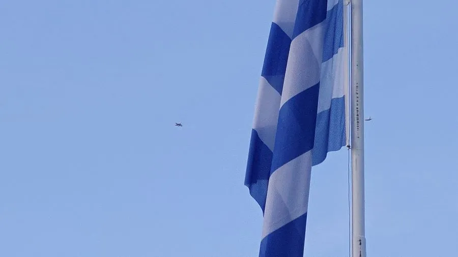 Η Ελλάδα των δακρύων και των χειροκροτημάτων