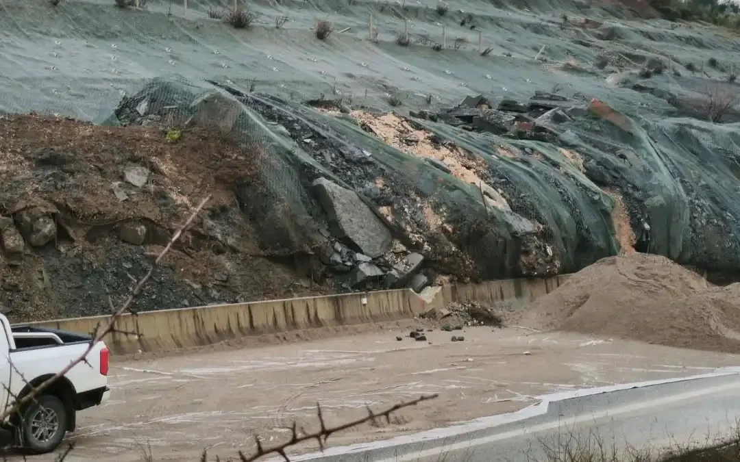 Ιόνια Οδός: Μεγαλώνει το ρήγμα στη Συκούλα – Νέα κατολίσθηση λόγω βροχοπτώσεων (video)