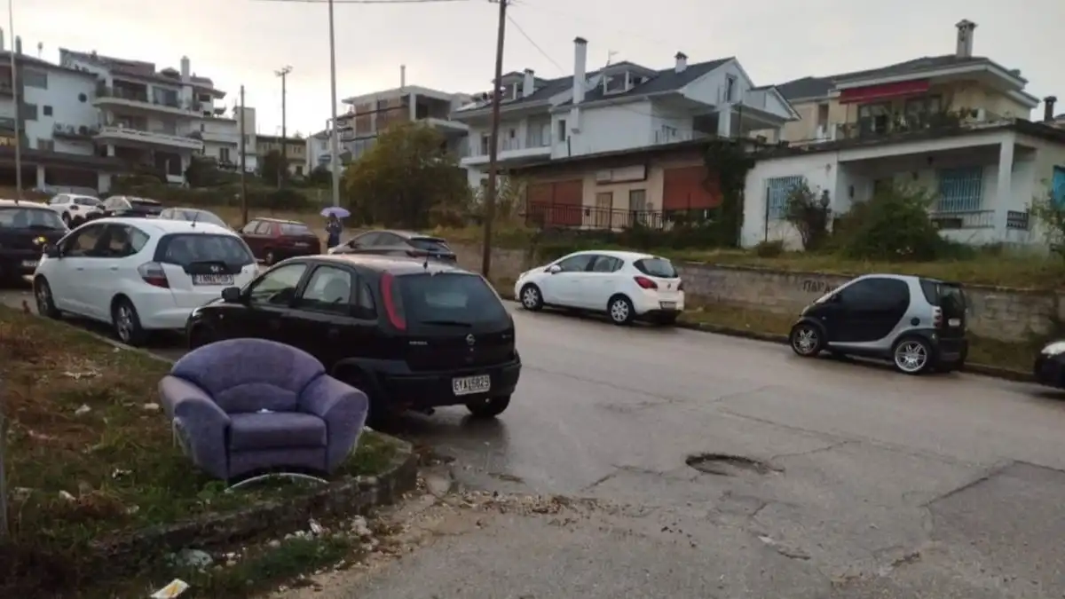 Ιωάννινα: Άναρχο παρκάρισμα στα Καρδαμίτσια προκαλεί σοβαρό κίνδυνο ατυχημάτων