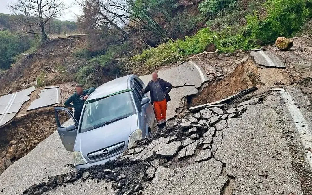 Τζουμέρκα: Οδηγός σώθηκε από θαύμα σε καθίζηση δρόμου – «Πετάχτηκα από τη θέση του συνοδηγού» (βίντεο)