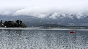 Τρίτη: Παροδικές νεφώσεις και τοπικές βροχές στα ορεινά (video)