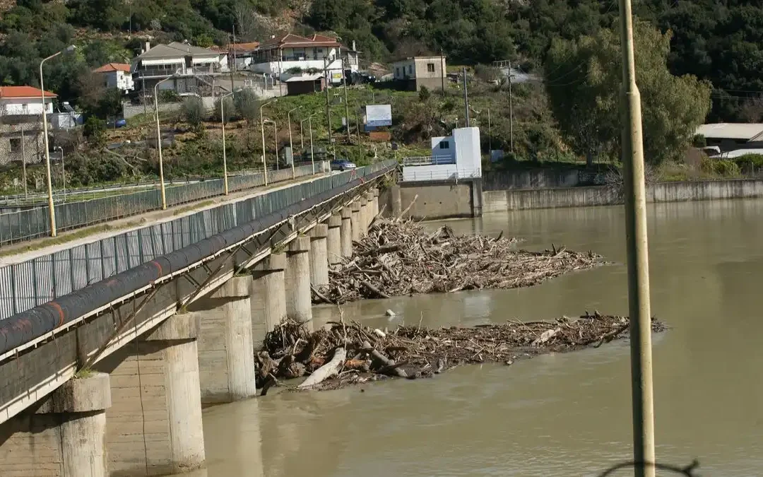 Γεμίζει με κορμούς δένδρων ο ποταμός Καλαμάς στο φράγμα Ραγίου (φωτογραφίες)