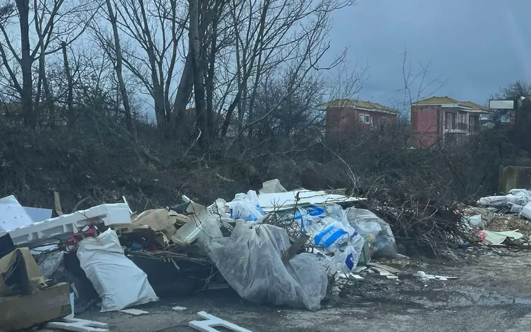 Καταγγελία για εγκατάλειψη σε Κάτω Νεοχωρόπουλο – Ανθούπολη: Λακκούβες, σκοτάδι και σκουπίδια