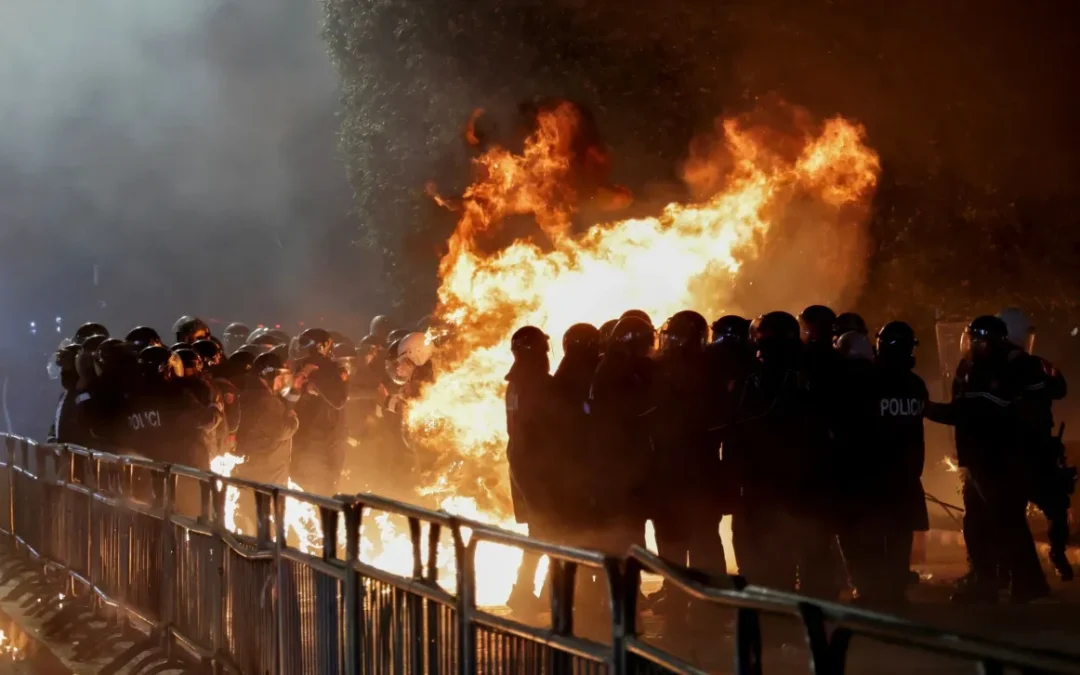 Συγκρούσεις στα Τίρανα: Διαδηλωτές ζητούν παραίτηση της αντιπροέδρου για υπόθεση διαφθοράς