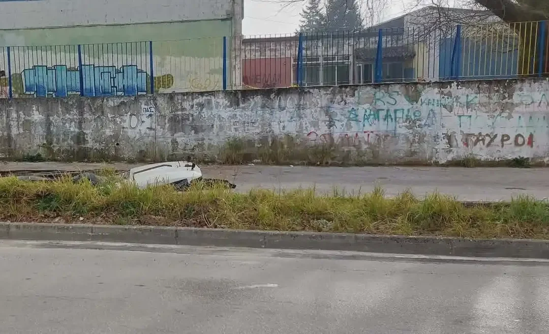 Ο υπάλληλος καθαριότητας του Δήμου Ιωαννιτών μιλάει για τη στιγμή που ο δρόμος «κατάπιε» το σάρωθρο (βίντεο)