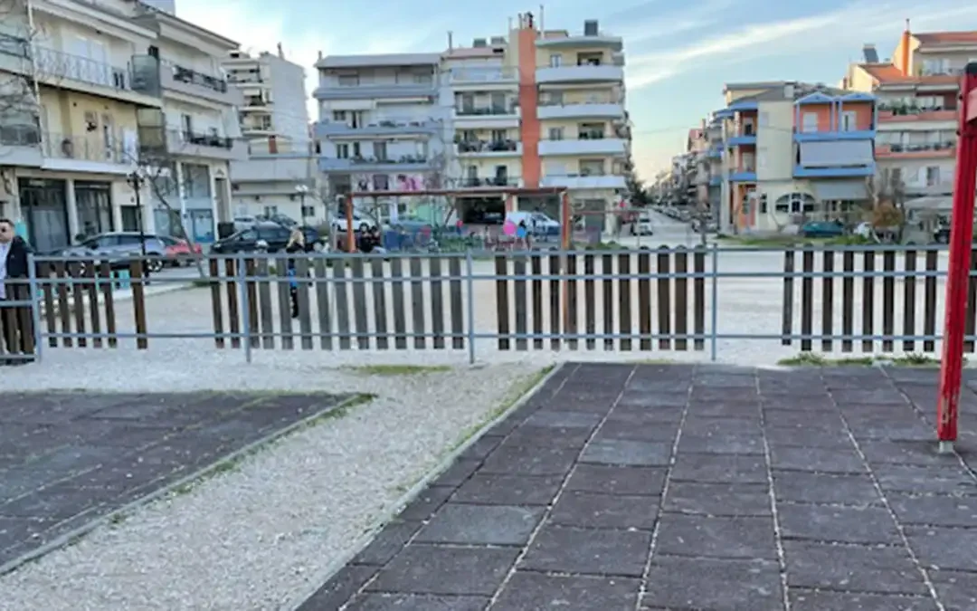 Αμπελόκηποι Ιωαννίνων: Γονείς μιλούν για επικίνδυνη παιδική χαρά στην Πλατεία Χατζή (φωτογραφίες)