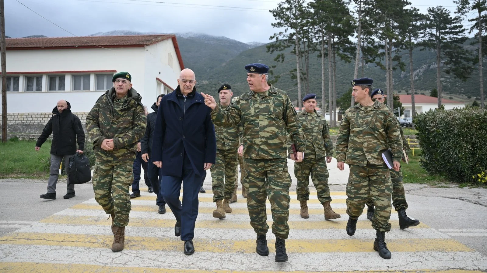 Δένδιας στο 625 Μ/Π Ιωαννίνων: Επίσκεψη χωρίς προειδοποίηση σε ΣΥΠΟ και εγκαταστάσεις σίτισης