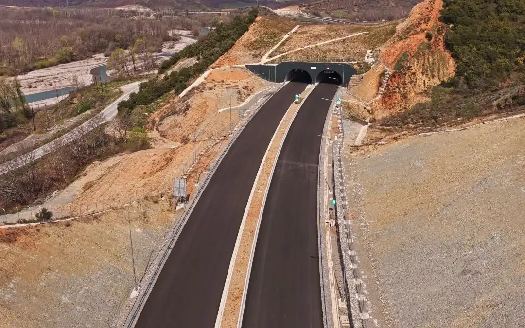 Ε65 – Μόνο η διαγράμμιση έμεινε στο τμήμα Καλαμπάκα – Οξύνεια (Φωτογραφίες+Video)