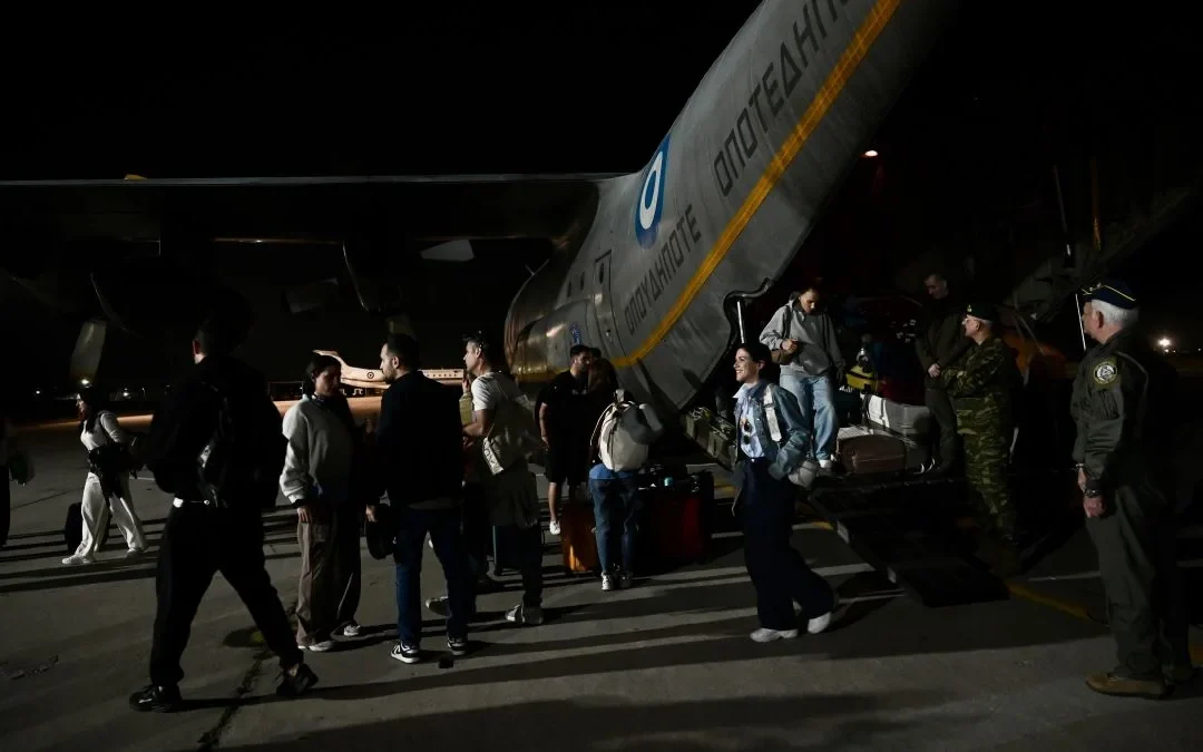 Επέστρεψαν στην Ελλάδα 91 Έλληνες από το Άμπου Ντάμπι με C-130 της Πολεμικής Αεροπορίας