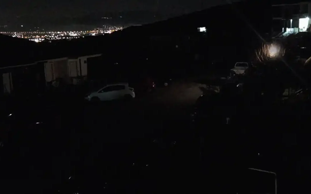 Καταγγελία κατοίκων για καμένες λάμπες και σκοτάδι στις εργατικές κατοικίες Πανοράματος