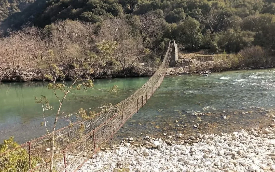 Χουλιαράδες: Μονοπάτι φύσης και μνήμης οδηγεί στη γέφυρα της Λυσιάς