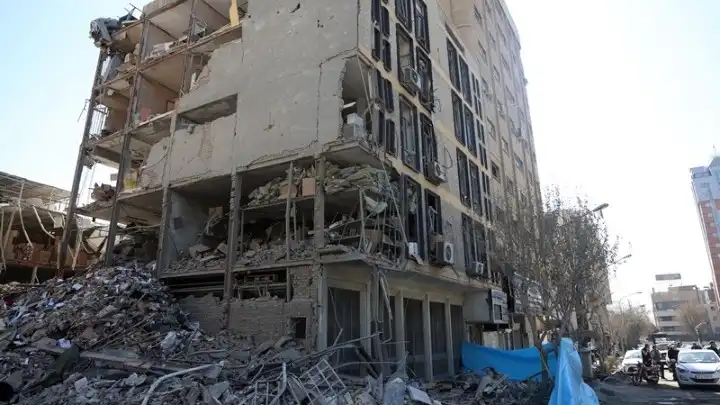 Νέο «ευρύ κύμα πληγμάτων» στην πρωτεύουσα του Ιράν εξαπολύει το Ισραήλ