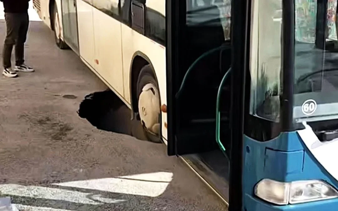 ΔΕΥΑ Πρέβεζας: Υπόγεια και αφανής διαρροή άνοιξε τον δρόμο έξω από το Δημοτικό Στάδιο