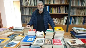 Ο Γιάννης Καραγιάννης δώρισε τη βιβλιοθήκη του στον Πολιτιστικό Σύλλογο Ασπραγγέλων στη μνήμη της μητέρας του