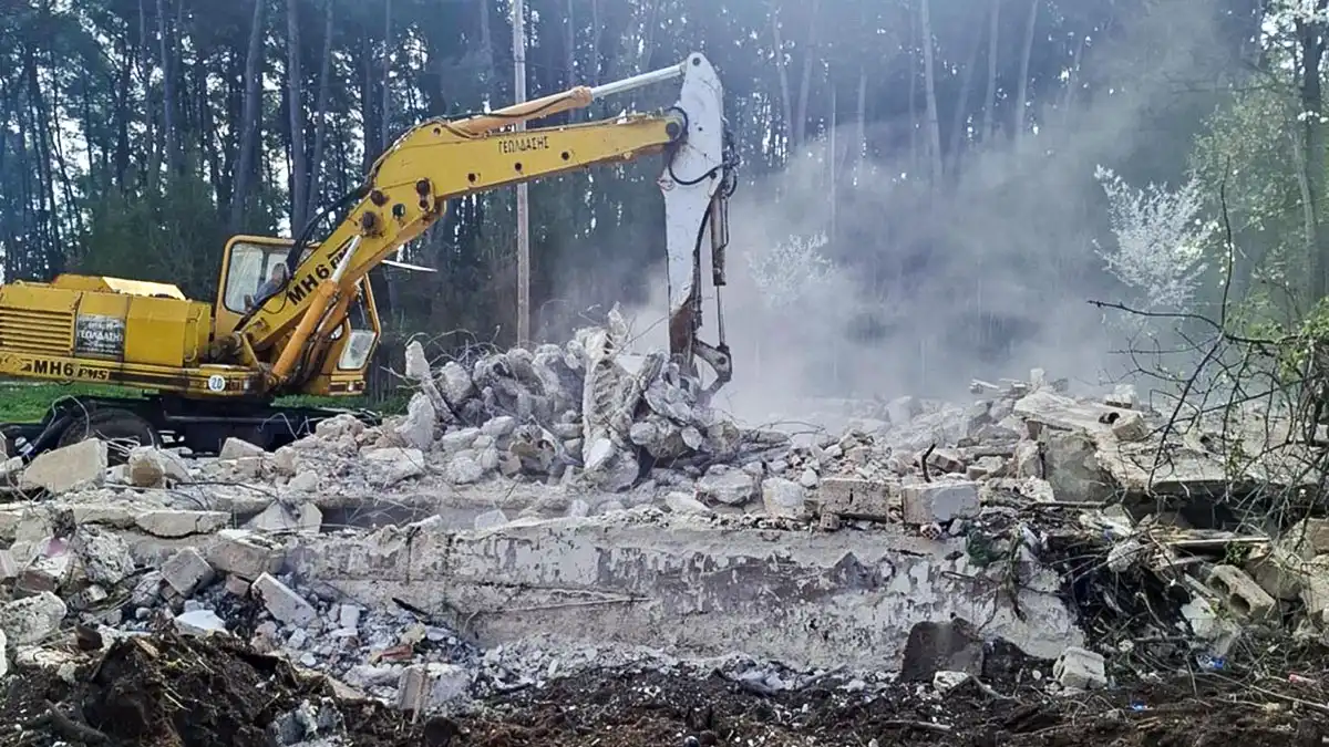 Ιωάννινα: Κατεδαφίζεται εγκαταλελειμμένο κτήριο στα Καρδαμίτσια που είχε γίνει στέκι παραβατικών