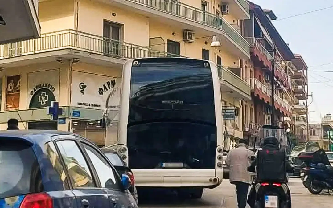 Ιωάννινα: Λεωφορείο σχολικής εκδρομής ακινητοποιήθηκε πριν την Σπύρου Λάμπρου λόγω συμφόρησης από τα έργα