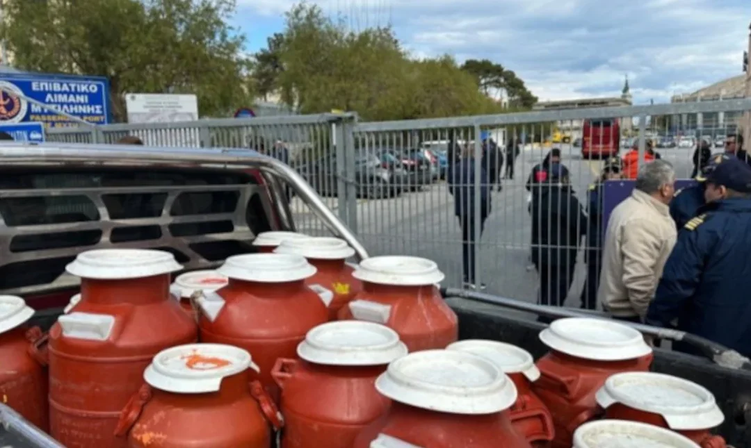 Σε αποκλεισμό του λιμανιού της Μυτιλήνης, μέχρι αύριο, προχωρούν οι κτηνοτρόφοι της Λέσβου