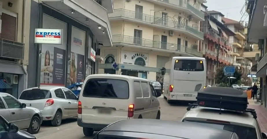 Ιωάννινα: Μπλόκαρε ξανά λεωφορείο στην συμβολή των οδών Σακελλαρίου και Γερακάρη (video)