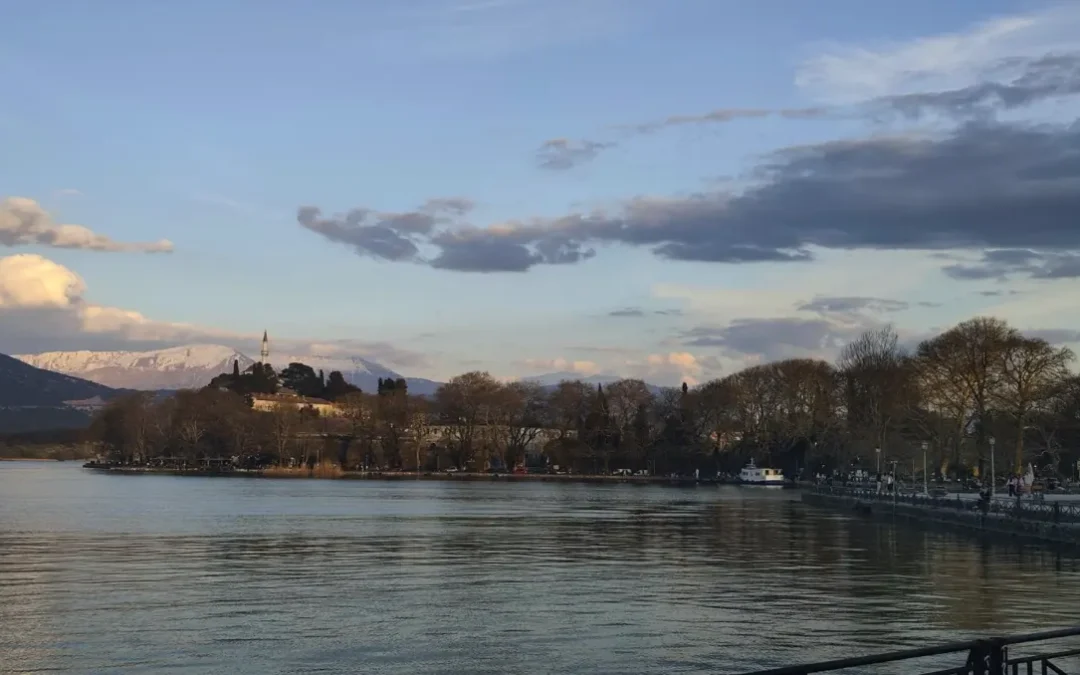 Ήπειρος – Καιρός: Αυξημένες νεφώσεις με τοπικές βροχές και πρόσκαιρους όμβρους (βίντεο)